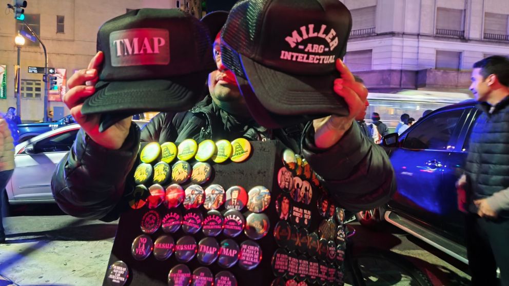 Quiénes son los dos libertarios que ya tienen su merchandising propia