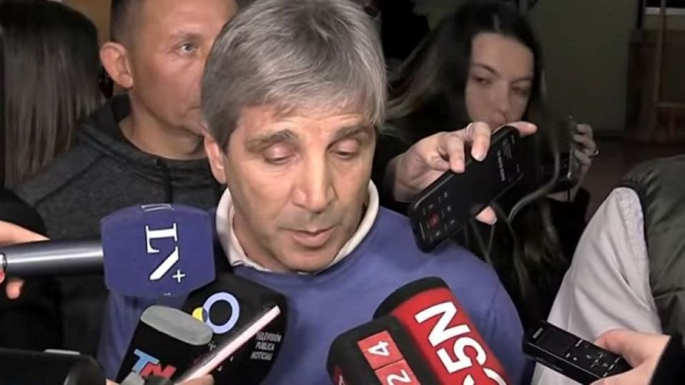 Luis Caputo votó en el Instituto Superior Eccleston.