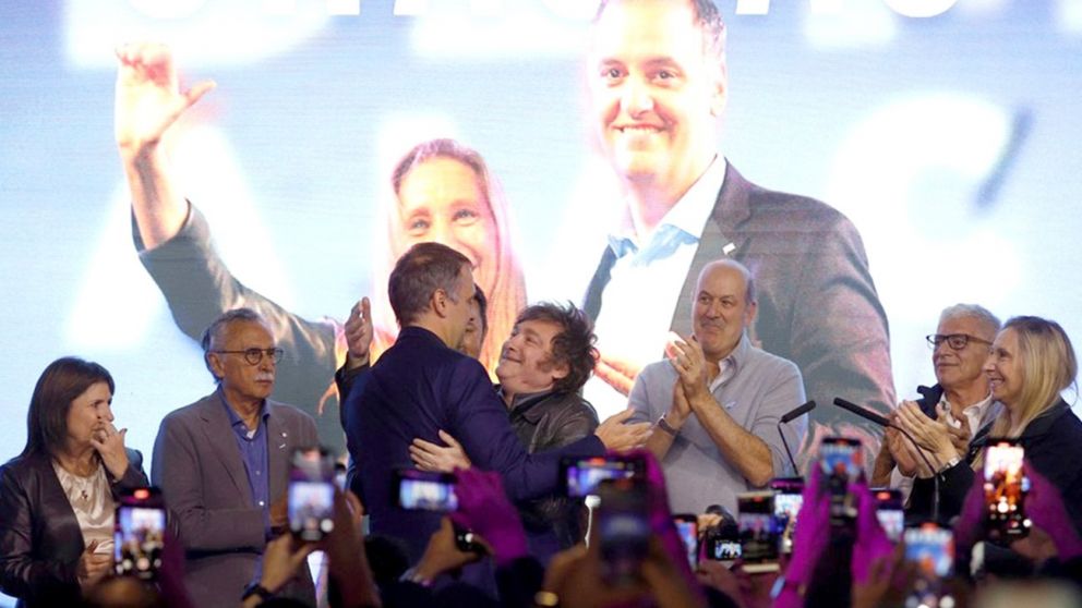 Abrazo libertario a la hora de la victoria