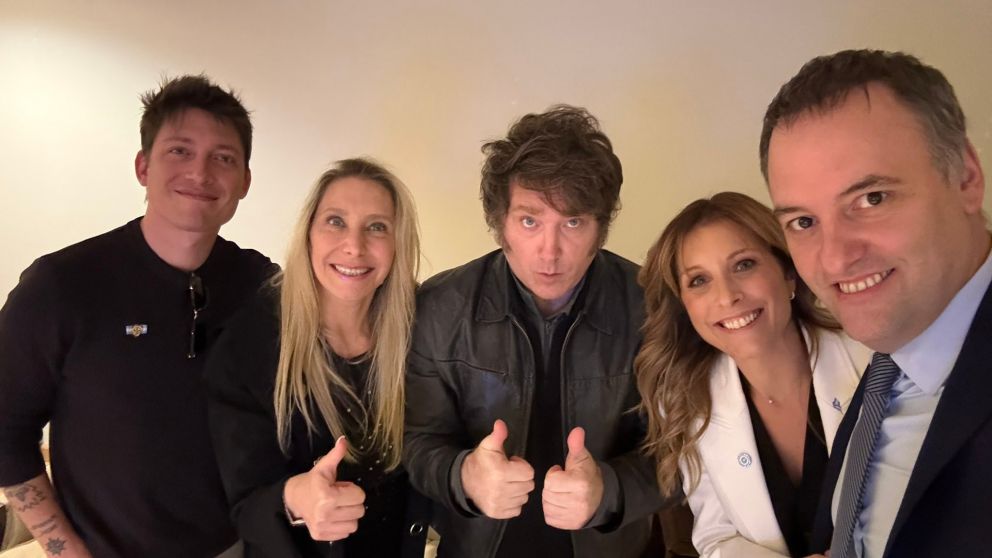 Adorni compartió una foto junto al Presidente, Karina Milei, Santiago Caputo y su esposa Bettina Angeletti