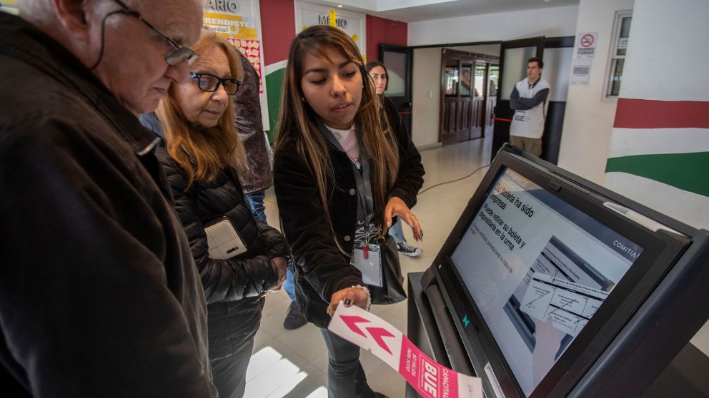 NOTICIAS ARGENTINAS BAIRES MAYO 18: Porteños votan en el marco de las elecciones legislativas de la ciudad. FOTO NA DANIEL VIDES