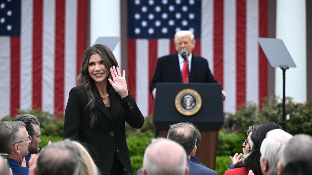 La secretaria Kristi Noemconsidera presentar un reality show sobre inmigrantes que compiten por la ciudadanía estadounidense