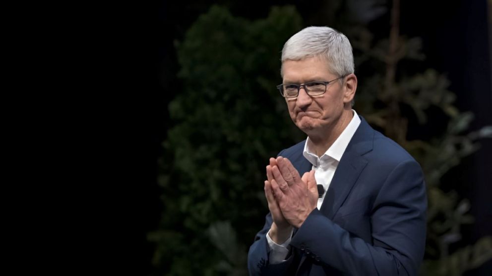 Tim Cook se habría comprometido a aumentar la fabricación de Iphones dentro del territorio estadounidense