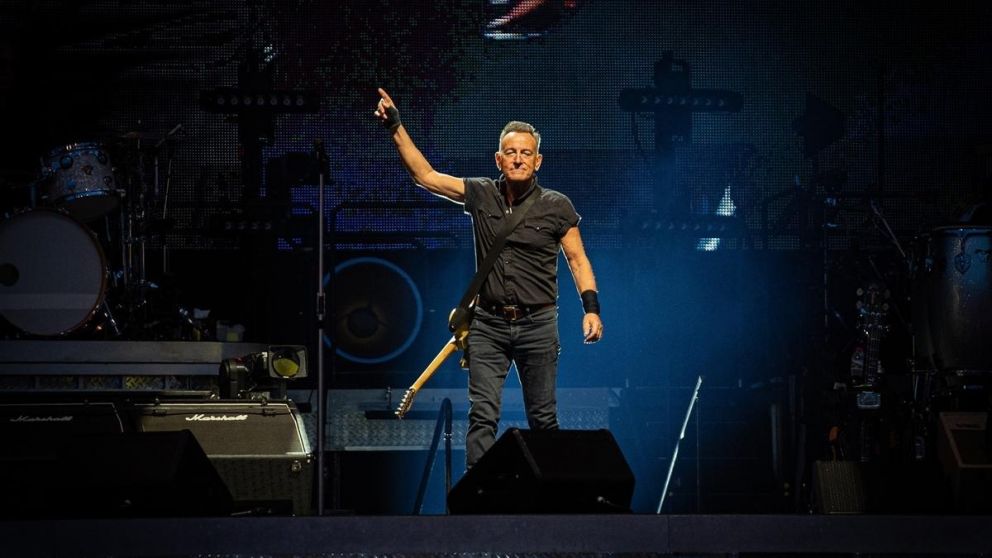 "La América sobre la que les canté durante 50 años es real y, a pesar de sus defectos, es un gran país con un gran pueblo", dijo
