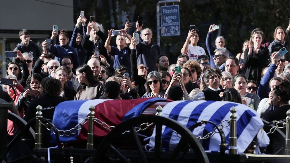 Hubo una multitudinaria despedida en las calles de Montevideo