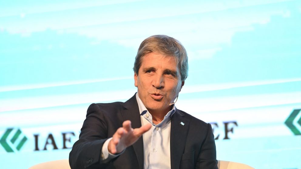 El ministro de Economía, Luis Caputo, en el Congreso del IAEF