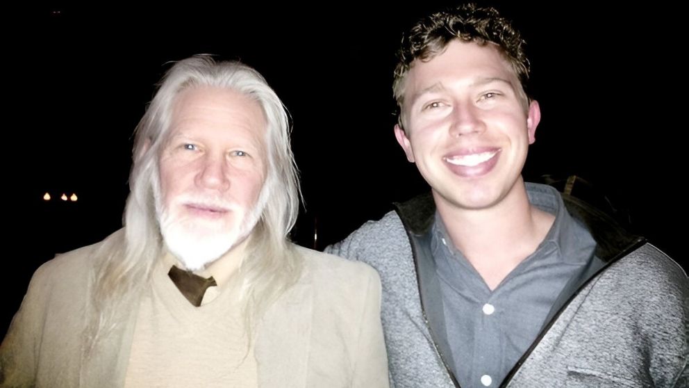 Kevin Mahaffey, sonriente, junto a