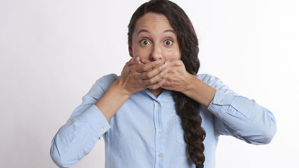 Qué significa pasarse la lengua por los dientes, según la neurociencia