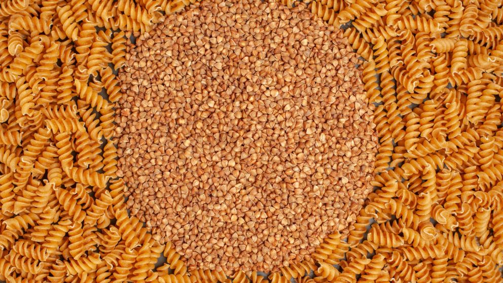 Fideos con salsa de lentejas calentitos y económicos (Freepik)