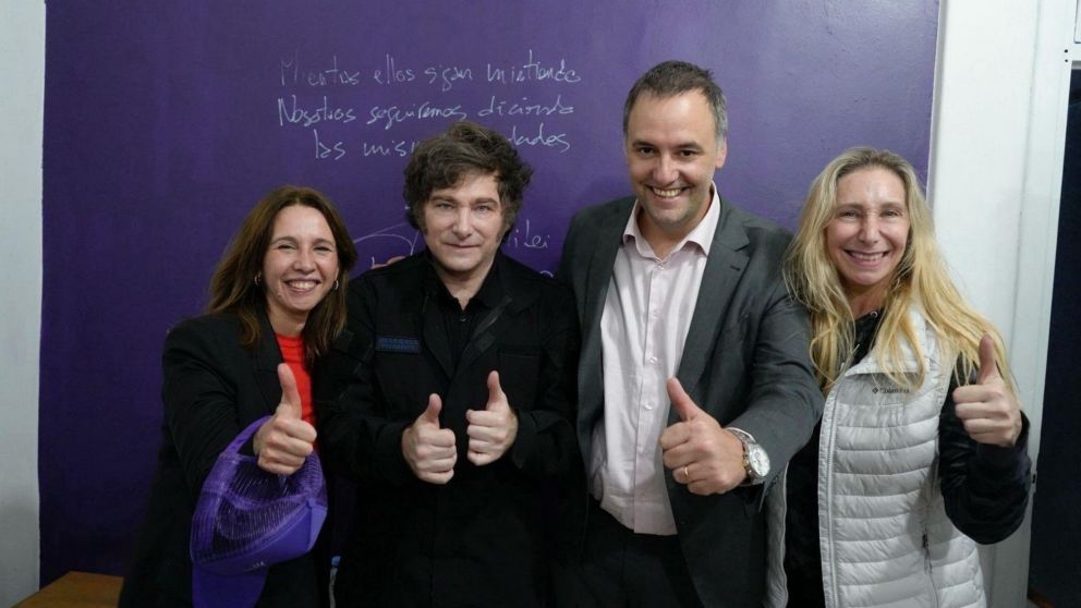 Javier Milei junto a Manuel Adorni esta semana en un acto de campaña en Belgrano.
