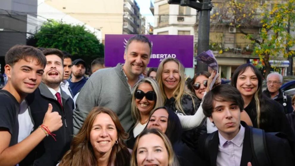 Adorni recorrió los barrios de Caballito y Belgrano junto a Karina Milei