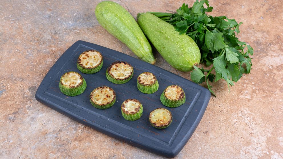 Zapallitos rellenos con arroz, queso y vegetales (Freepik)