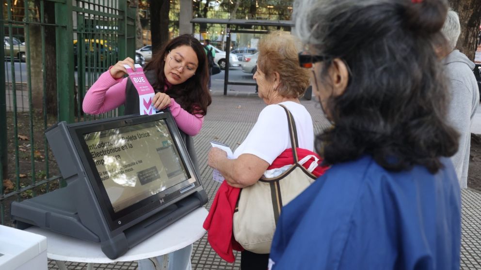 Elecciones legislativas 2025: el IGE habilitó más de 120 puestos de capacitación para votar con Boleta Única Electrónica en la Ciudad.