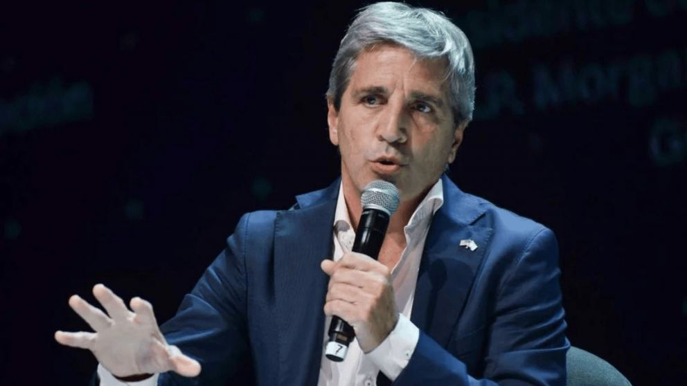 Luis Caputo afirmó que “con esta reducción, el precio del combustible en YPF queda un 9 % más barato que la competencia”