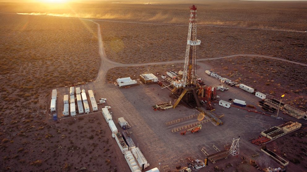 Vista aérea de Vaca Muerta, el yacimiento que hoy explica el 70% del petróleo y el gas producido en Argentina.
