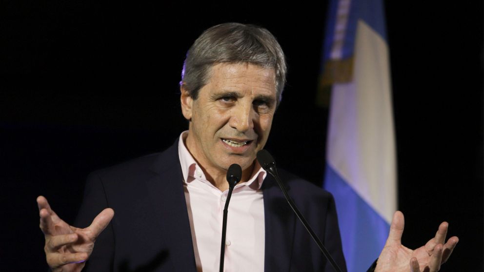 Caputo incentiva la llegada de la economía bimonetaria