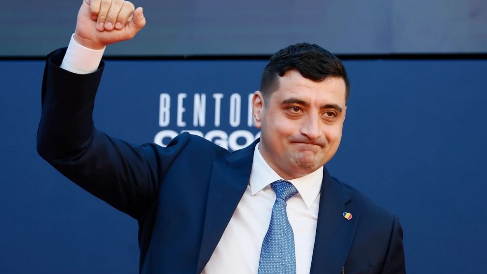 George Simion, líder del partido nacionalista Alianza para la Unión de Rumanos (AUR), obtuvo el 40% de los sufragios