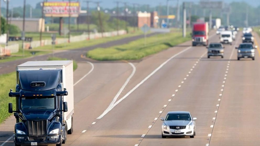 Los camiones circulan en un tramo de la autopista entre Dallas y Houston
