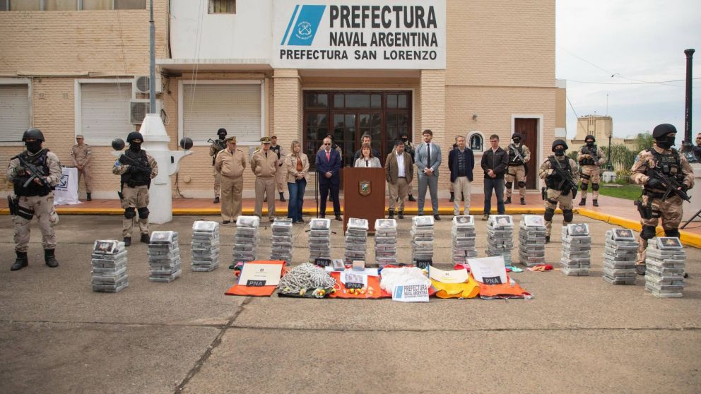 "Ac� tenemos 6 millones de d�lares de droga": Bullrich present� el Operativo Cereales Blancos