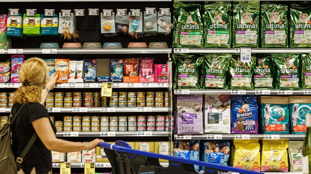Productos para mascotas en un supermercado europeo (Europa Press)