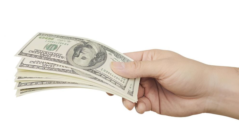 En una jornada atípica para el mercado argentino, el dólar paralelo cotizó igual que el oficial