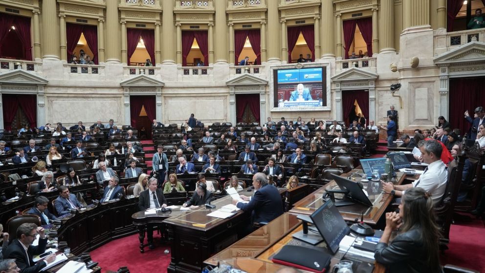 Diputados: Caputo y Cúneo Libarona serán convocados de nuevo por el caso $LIBRA, tras ausentarse de la sesión informativa