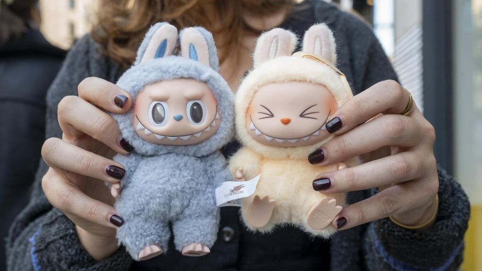 "Labubu", un mu�eco con forma de conejo y sonrisa traviesa