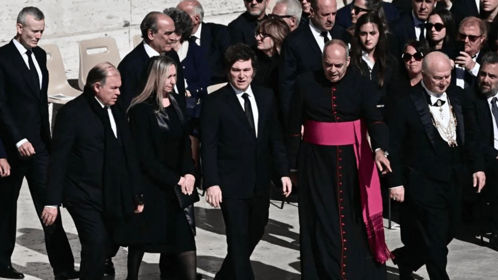 Karina y Javier Milei en la Plaza San Pedro, en el histórico y emocionante funeral del Papa Francisco, el primer papa argentino