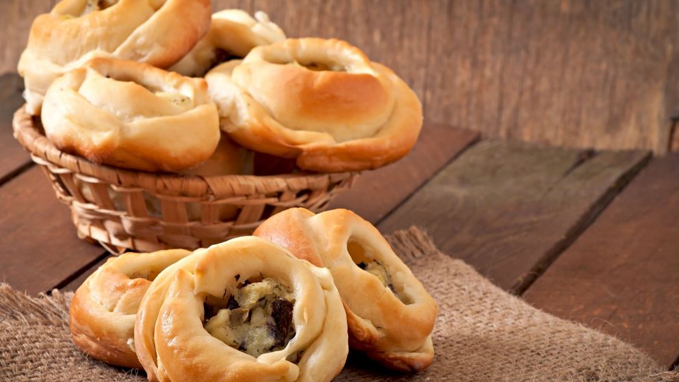 Con esta receta podés hacer knishes caseros, perfectos para acompañar un mate o una picada. Muy rendidores y económicos.Patties with potatoes and mushrooms