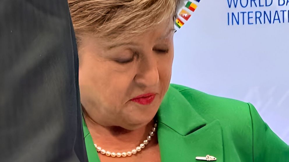 Kristalina Georgieva luce el pin de la motosierra que le regaló
