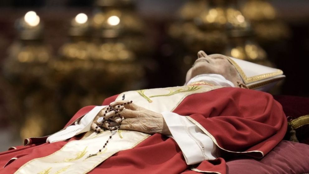 El cuerpo del papa Francisco recibió el mismo tratamiento que el de Benedicto XVI en 2022