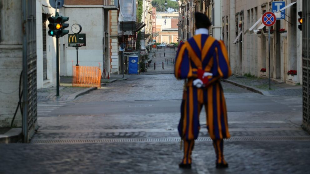 Un oficial de la Guardia Suiza gana alrededor de 1.500 euros por mes