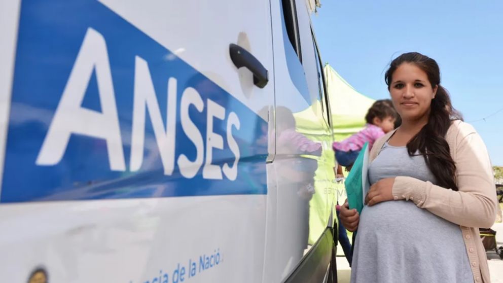 Alerta AUH: ANSES pagará un doble bono. De cuánto es cada uno y quiénes pueden acceder en abril 2025.