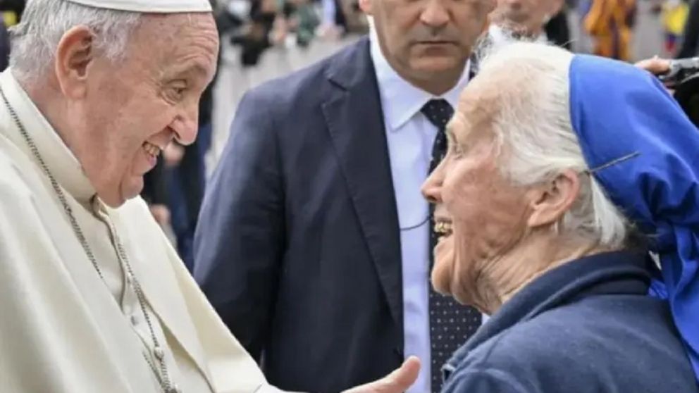 Papa Francisco con su amiga Geneviève Jeanningros, la monjita de mochila que lloraba en su funeral
