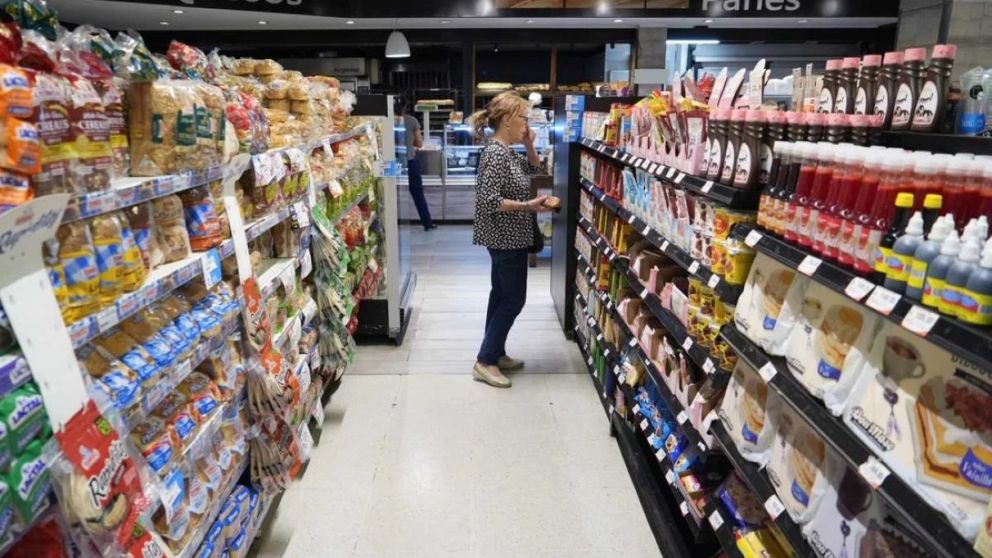 los datos de ventas en supermercados y mayoristas de febrero, dos índices que reflejan una contracción en el consumo masivo