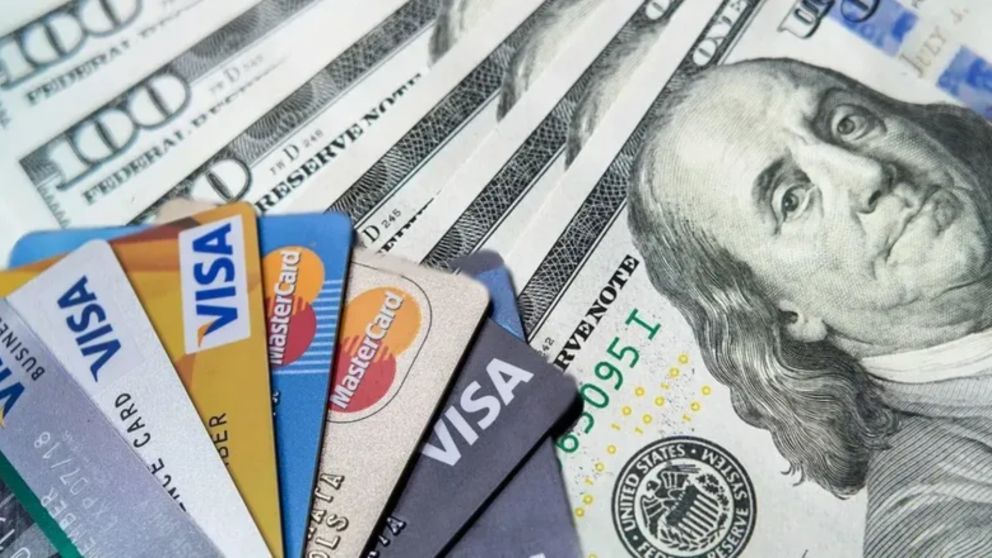 Las compras en dólares con tarjetas de crédito y débito en el exterior seguirán pagando un 30% extras si se abona en pesos