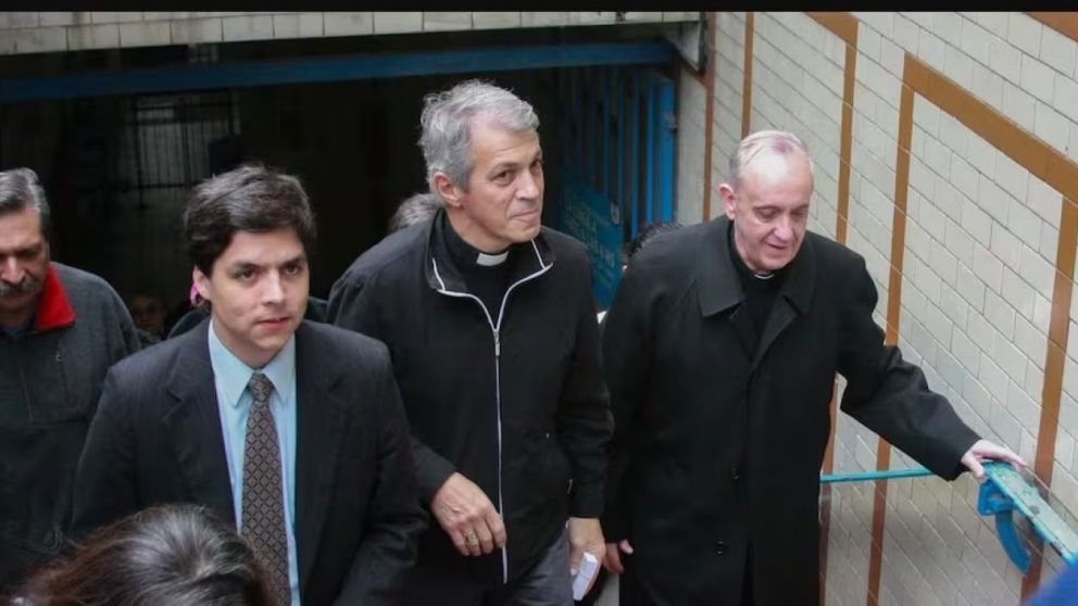 La foto de Bergoglio en el subte de Buenos Aires se volvió viral