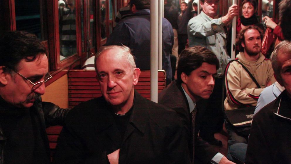 Bergoglio en uno de los viejos vagones de la Línea A