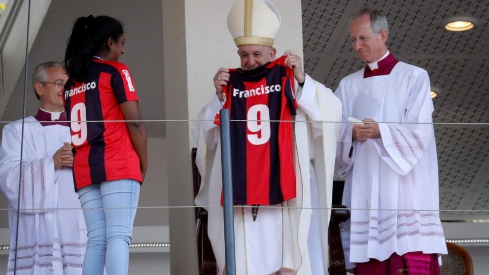 El Papa con una camiseta de su cuadro con su nombre