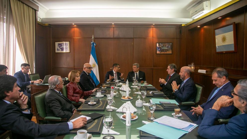 Reunión de trabajo. En la cabecera el presidente de la Corte Horacio Rosatti y el presidente de Casacion Daniel Petrone. A la derecha Juan Carlos Geminani, Mariano Borinsky, Javier Carbajo y Gustavo Hornos. A la izquierda Diego Barroetaveña, Angela Ledesm