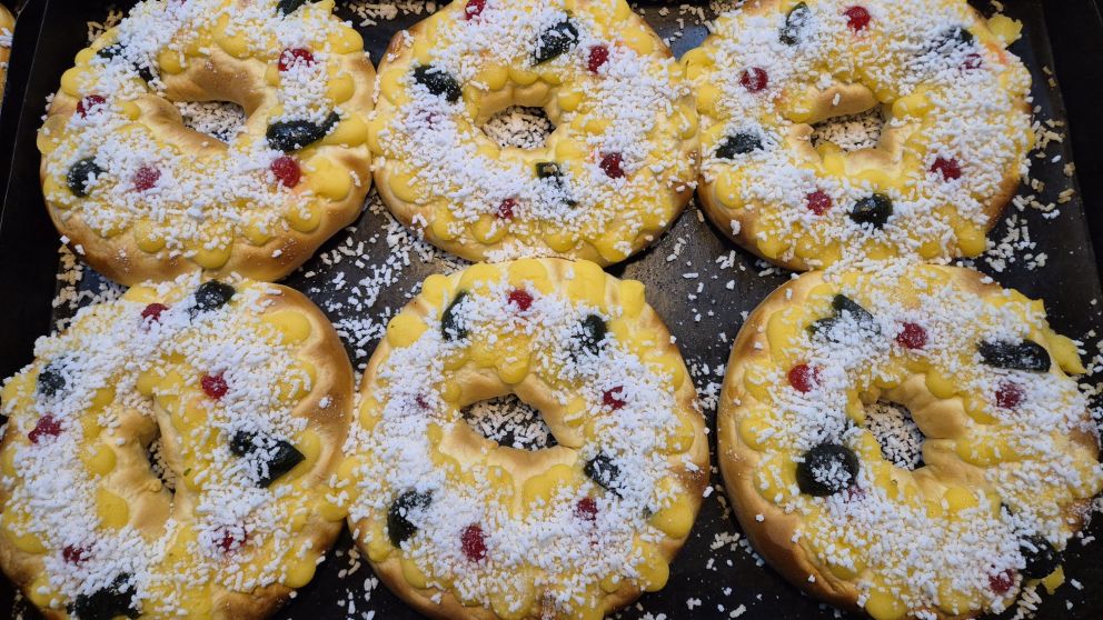 Rosca de Pascua rellenas de crema pastelera y chocolate, con nutella, con crema de almendras y las hay sobrias sin nada arriba