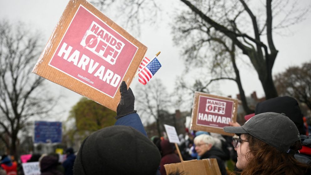 La Casa Blanza vinculó programas de investigación de Harvard con China, denunció expresiones de apoyo a Hamás y acusó a la universidad de promover el antisemitismo