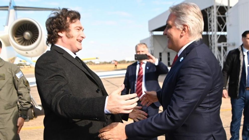 El presidente Javier Milei con Martín Llaryora (Foto archivo).