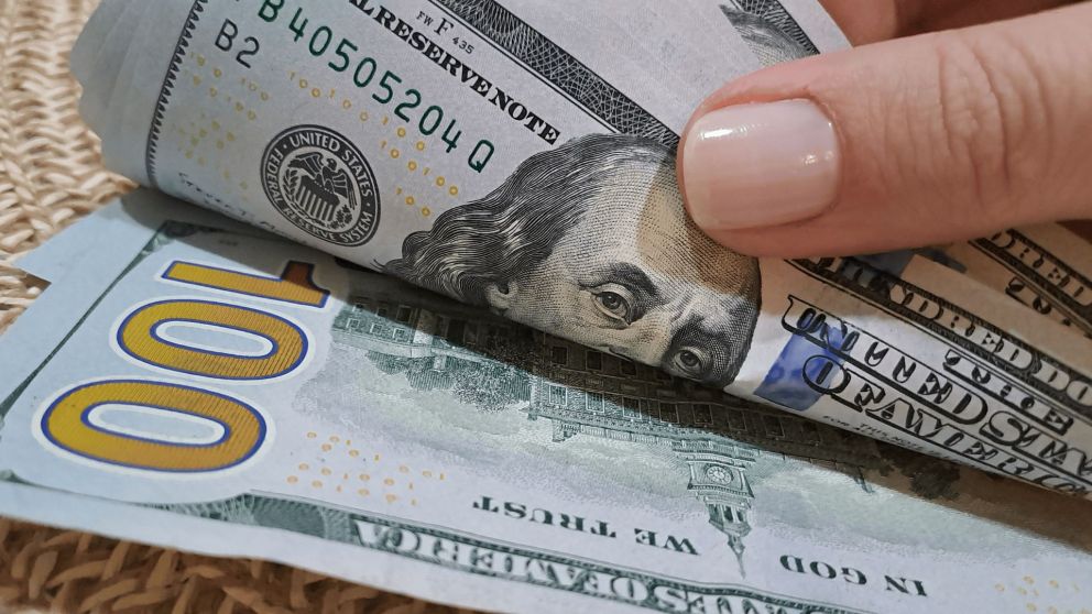 El ministro de Economía, Luis Caputo, confirmó que el dólar oficial subirá 1% mensual