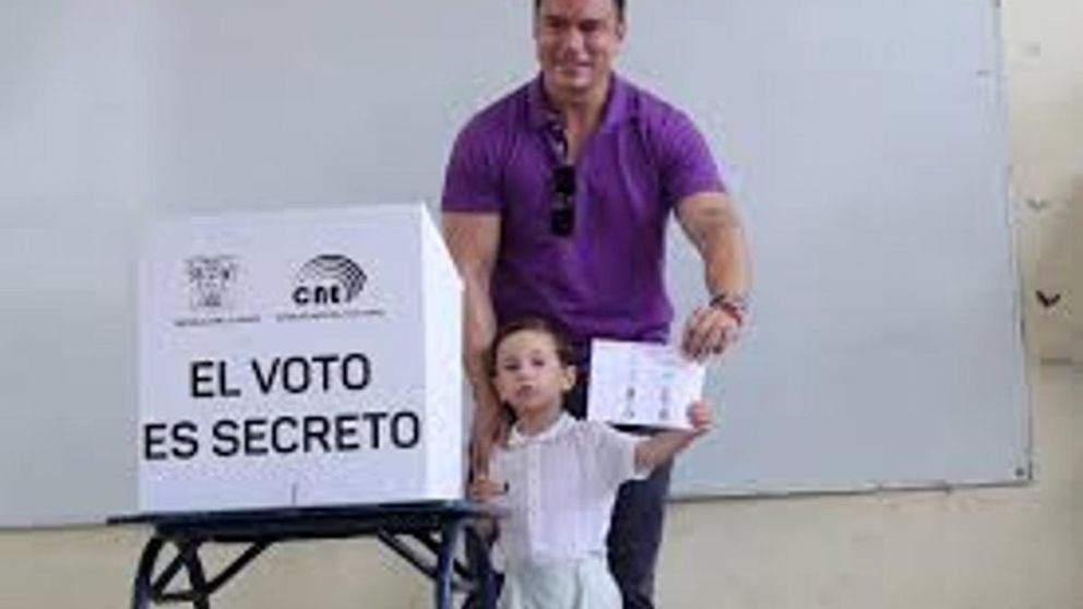 Noboa se mostró confiado al emitir su voto