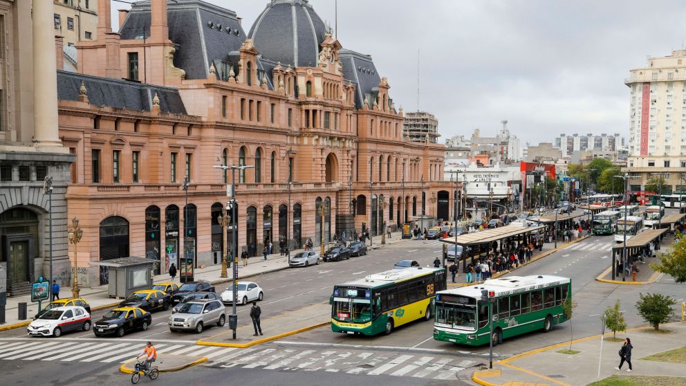 NOTICIAS ARGENTINAS BAIRES ABRIL 10: El paro general que lanz� la Confederaci�n General del Trabajo (CGT), afecta a trenes(foto estacion Plaza Constitucion), subtes y Premetro, pero que cuenta con el servicio normal de colectivos.FOTO NA DANIEL VIDES