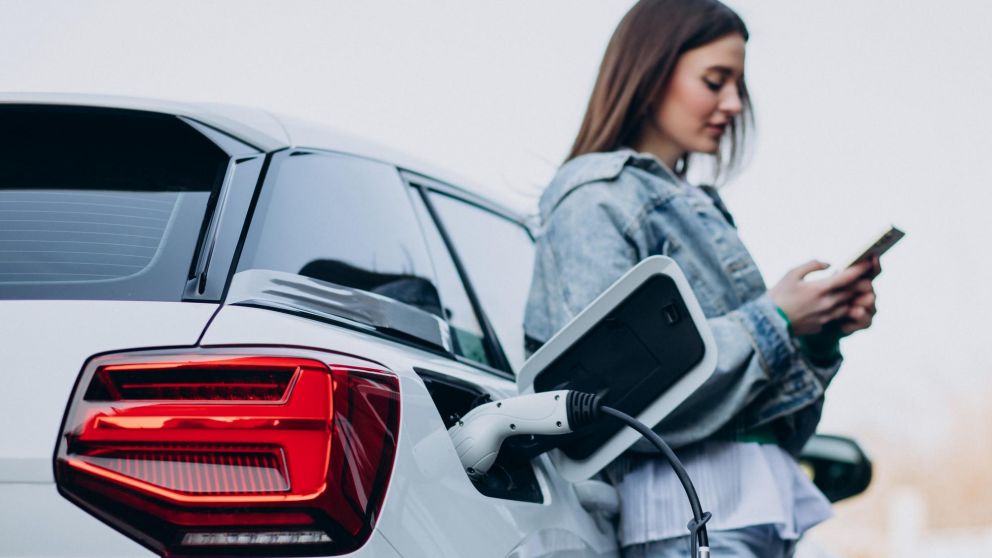 Autos el�ctricos (Freepik)