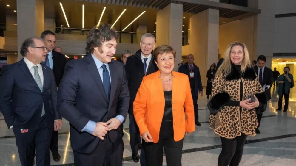 El gobierno de Javier Milei busca reforzar las reservas del Banco Central y necesita un acuerdo con el FMI