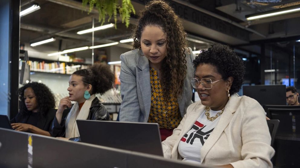Aunque hay más mujeres en puestos jerárquicos, la brecha persiste