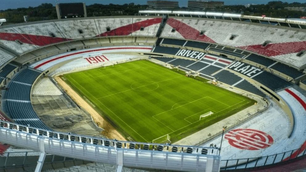 A qué hora juega River hoy